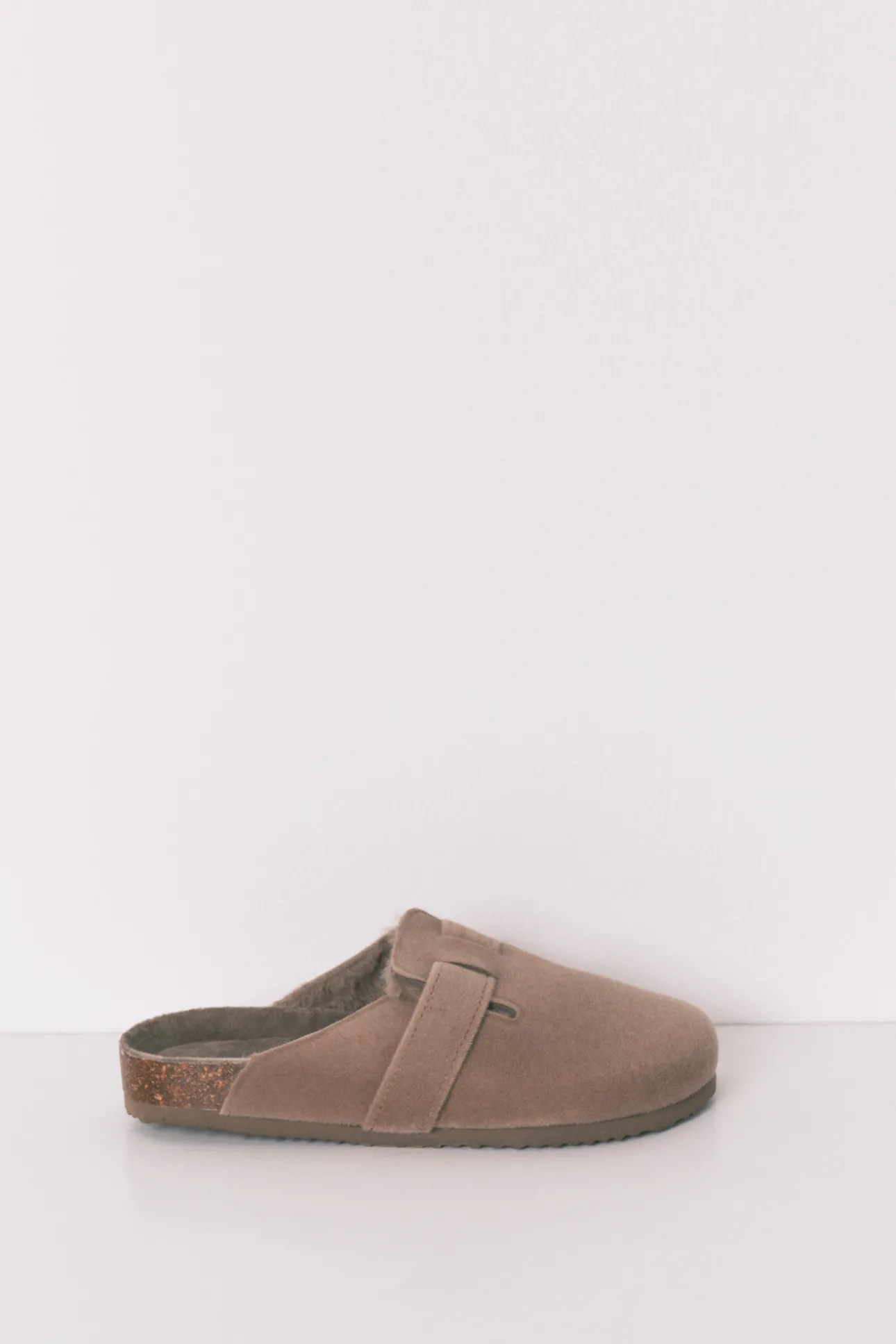 Zapatillas casa tipo zueco marr&oacute;n